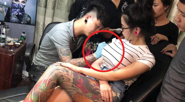O artista começa a tatuar a mulher, mas acontece algo inesperado: que susto!