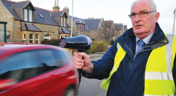In un paesino della Scozia gli abitanti sono riusciti a far rispettare i limiti di velocità... Con un phon!