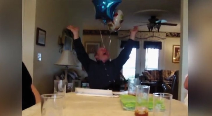 Dieser Mann feiert seinen Geburtstag, aber das Geschenk ist...ein Enkelkind!