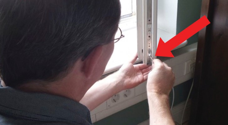 En algunas ventanas hay un tornillo que debería ser girado dos veces al año para regular la temperatura de la casa