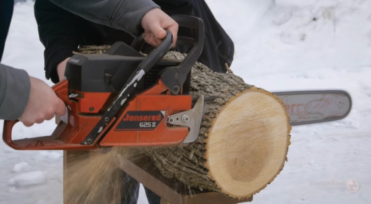 Holzkunst: seht was dieser Mann aus einem Stück vom Baumstamm herstellt