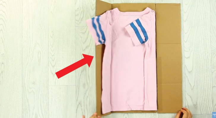 Voici comment plier les t-shirts comme dans les magasins de vêtements: il suffit d'utiliser un carton!