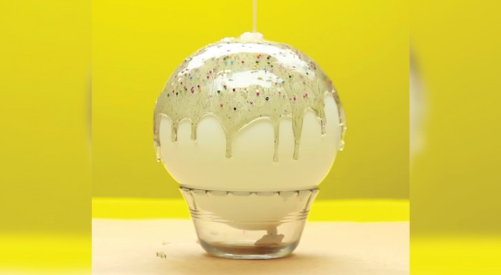 Sie gießt Wasser und Zucker auf einen Luftballon: eine prächtige Idee, um den Nachtisch zu servieren