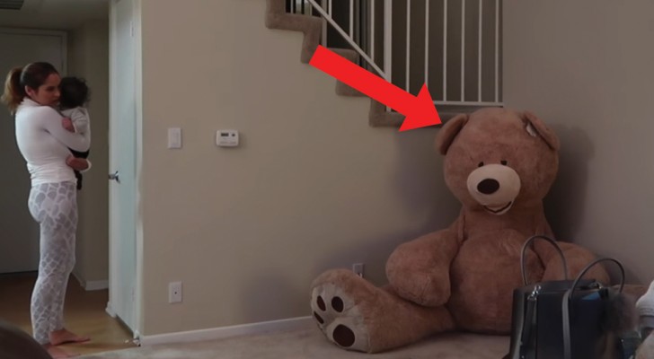 Iemand heeft zich verstopt in de teddybeer: deze prank is duivels goed!