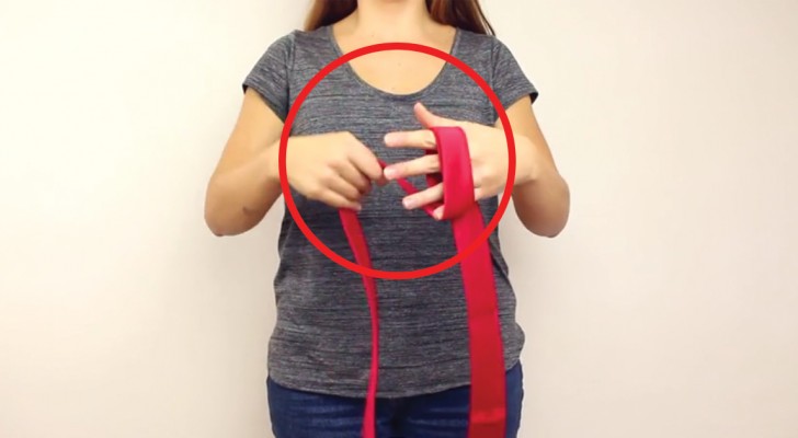 Lär dig att knyta slipsen på 2 sekunder med den här metoden!