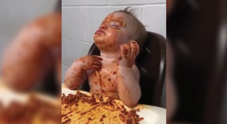 Comer o dormir? Ante la duda este niño hace ambas, para la alegria de todos nosotros!