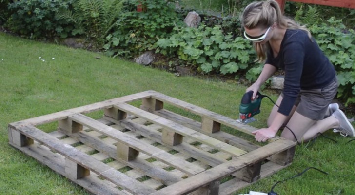 Here is an easy DIY project for a Strawberry Pallet Planter! 