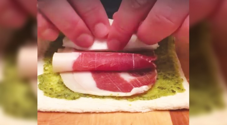 Il farcit les tranches de pain de mie avec des ingrédients savoureux: l'aspect final de ces roulés est irrésistible!