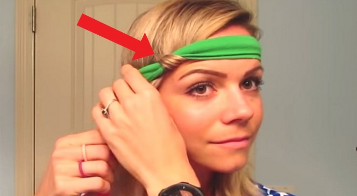 Sie wickelt die Haare um ein Stirnband: so macht man Locken, ohne Produkte oder Lockenwickler zu benutzen