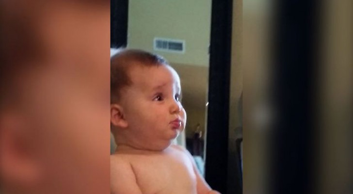 Ce bébé arrive à devenir un vieux papy: son visage est hilarant!