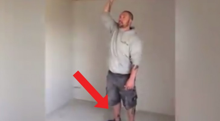 Cet homme a trouvé un moyen de rendre amusants les travaux domestiques: regardez ce qu'il a aux pieds!