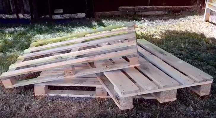 Transform wooden pallets into a ... sofa!