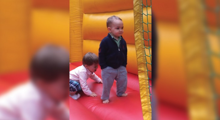 Ninguno sera mas elegante que este niño de 2 años sobre el castillo inflable