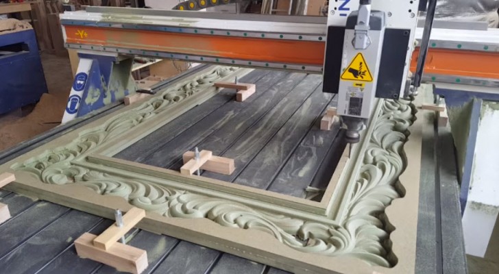 Une machine de haute précision sculpte un cadre en bois: le processus va vous scotcher à l'écran