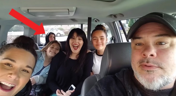 El papa se hace una selfie con las hijas pero...alguno aparece en el asiento posterior!