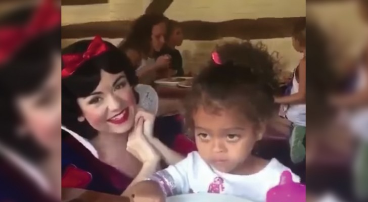 Blancanieves se acerca a la niña: su reaccion es completamente anormal