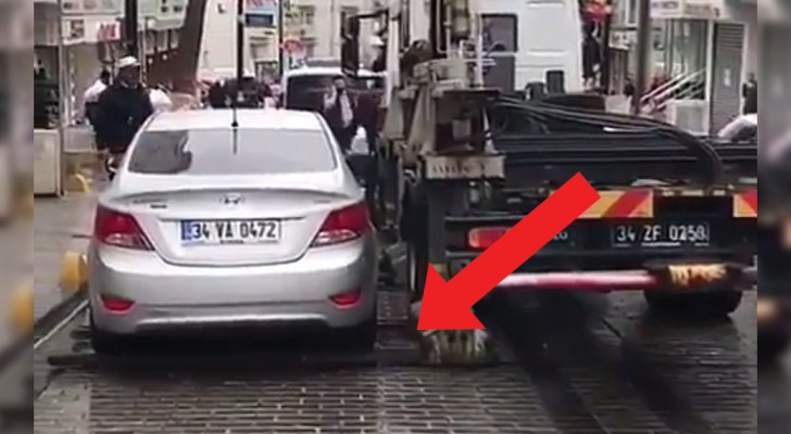 Deze auto staat op een verboden parkeerplek: Deze sleepwagen verwijdert de auto in minder dan 1 minuut