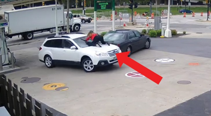 De försöker stjäla en bil på bensinmacken men den här tjejen reagerar på rätt sätt