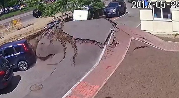 Une conduite d'eau explose dans le sous-sol: l'effet est dévastateur!