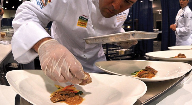 Restaurantmedewerkers geven enkele waardevolle trucs voor in de keuken en voor bij het koken