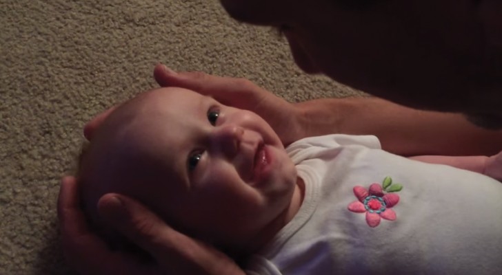 O papai canta para a filha uma canção romântica: a menina parece apaixonada!