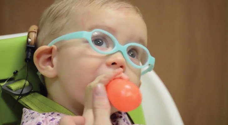 La petite fille vient de recevoir un implant cochléaire: après 1 an, elle entend la voix de sa maman