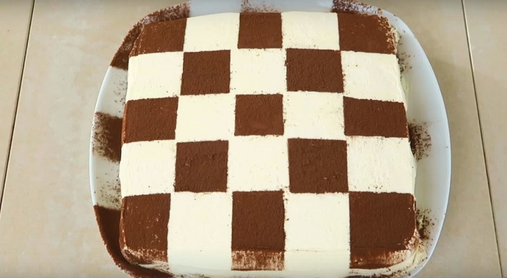 Schachbrettartiger Tiramisú: ein neuer Look für einen altbewährten Kuchen, hier das einfache Rezept! 