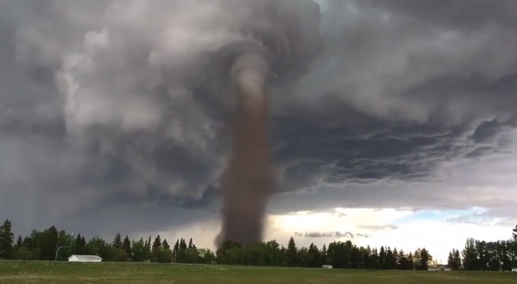 Han spelar in en tornado som passerar bara några hundra meter ifrån honom: spektakulärt och skrämmande