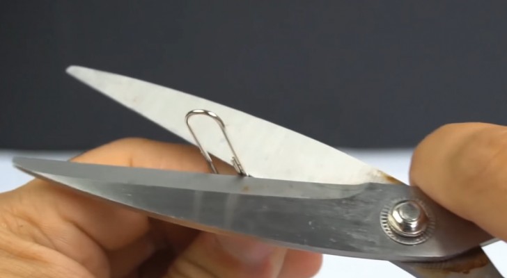 8 modos simples para afiar a lâmina da tesoura!