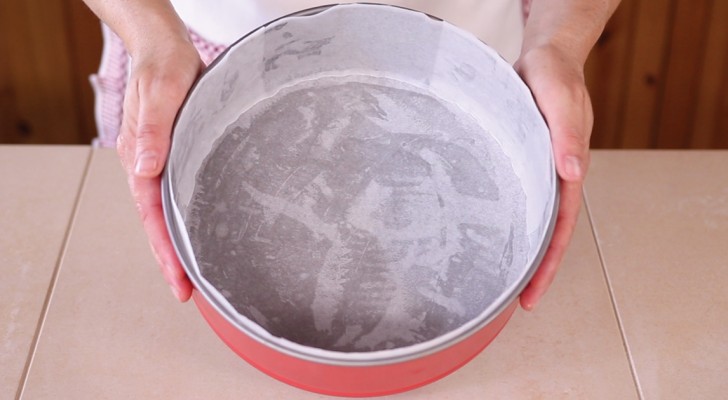 This how experts use parchment paper to line round cake pans!