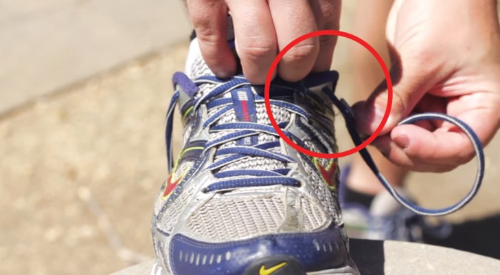 Avete sempre allacciato male le scarpe da ginnastica: ecco il metodo per evitare infortuni e vesciche