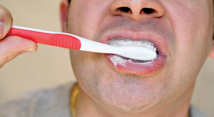 Weet jij echt hoe je je tanden moet poetsen? Hier zijn de gouden regels van de tandarts voor een gezonde en fris ruikende mond