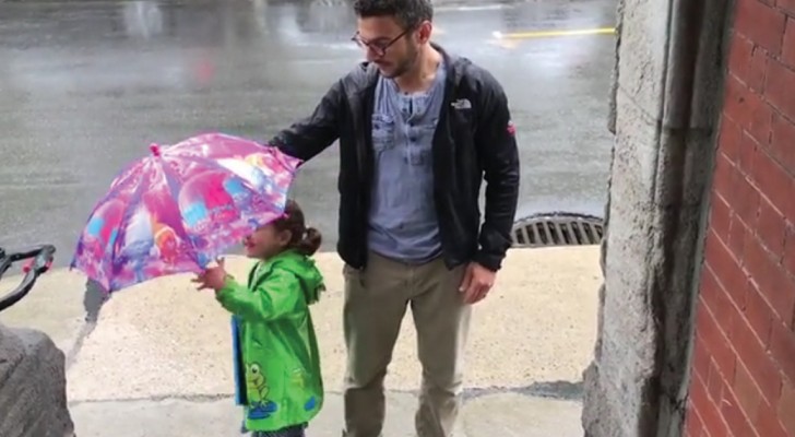 Papa en dochter hebben maar één paraplu: de oplossing? Heel schattig!