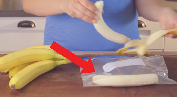 Pela la banana y la pone en una bolsita: aqui el dulce mas facil y veloz que haya
