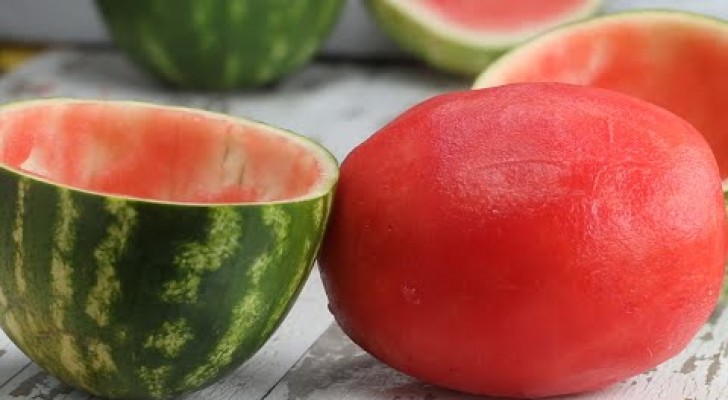 Como llevar a la mesa una sandia "pelada": aqui un truco que los divertira a todos