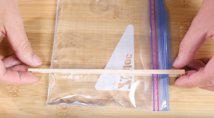 Zo maak je ijsblokjes voor in een fles met behulp van een plastic zakje!