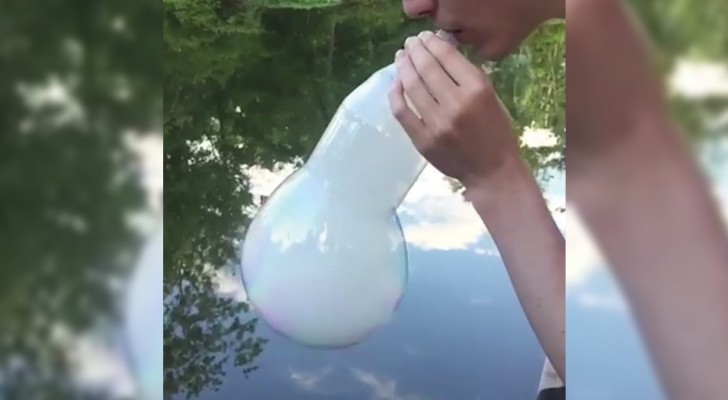 Han fyller en ballong med rök, men när den "faller" i vattnet är effekten otrolig