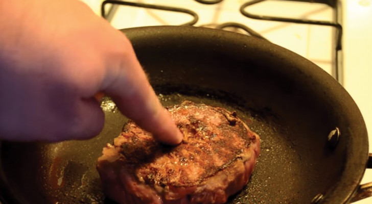 Vuoi cuocere la bistecca perfetta? Impara il metodo del "tocco"