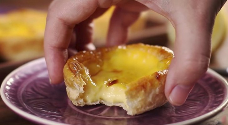 Impara come ottenere questo delizioso tortino portoghese alla crema e limone