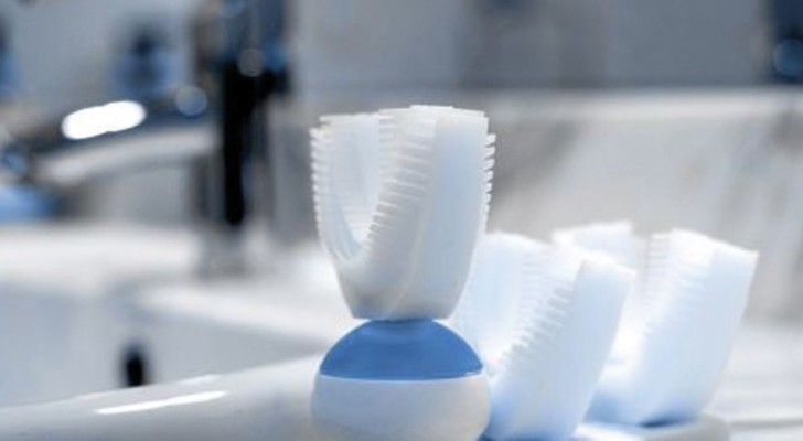 Hier die erste automatische Zahnbürste: es genügen 10 Sekunden, um wieder vollkommen saubere Zähne zu haben