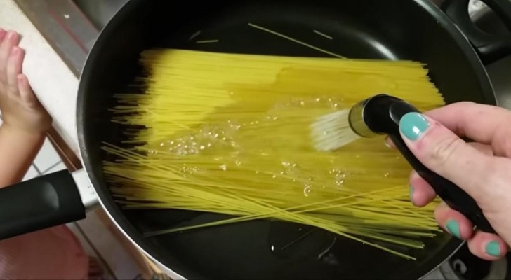 Ecco un trucco per cuocere la pasta più velocemente: non tornerete più indietro!