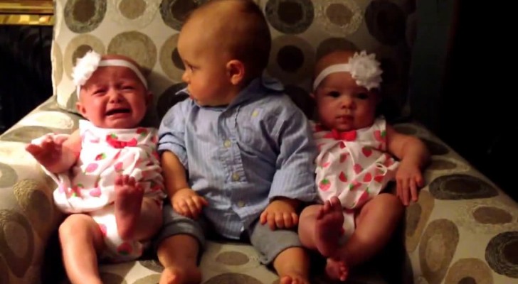 Il bimbo va in confusione quando lo mettono tra le gemelline: provate a non ridere!
