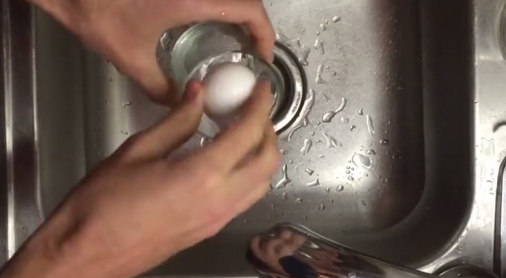 Wie man ein hartgekochtes und heißes Ei in nur 2 Schritten innerhalb 3 Sekunden pellt