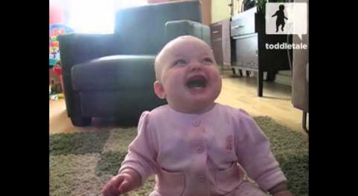 Bébé a sa crise de fou rire grâce au chien