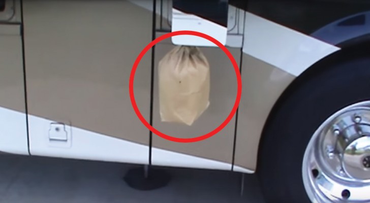 Ata una bolsa de papel en el espejo del camper: aqui un truco para tener lejos a las avispas