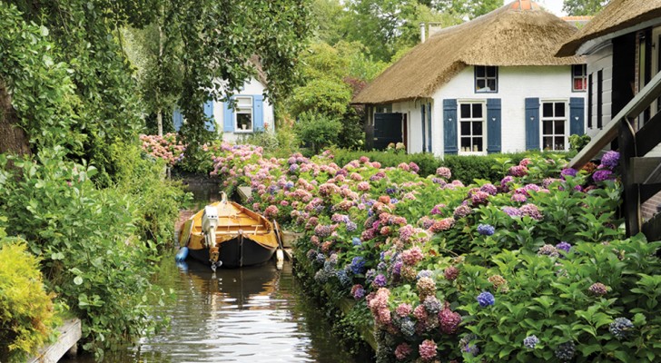 Esta cidade na Holanda não tem estradas e parece ter saído de um conto de fadas!