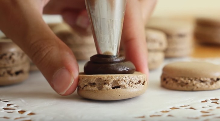 Croccante biscotto e morbido ripieno al cioccolato: la ricetta semplice per fare i macaron