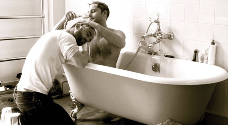Per combattere l'omofobia, vip eterosessuali si fanno fotografare come coppie gay
