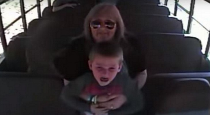 La videocamara del autobus filma una mujer con un niño aterrorizado: los instantes despues son escalofriantes