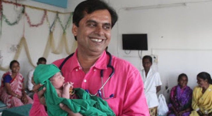 Lotta all'infanticidio delle bambine in India: ciò che fa questo medico è commovente
